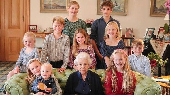 Kraljica Elizabeta sa unucima - Avaz