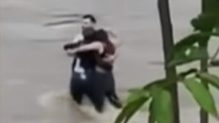 Potresan snimak iz poplavljenog područja: Troje mladih se grli usred bujice, a onda su nestali