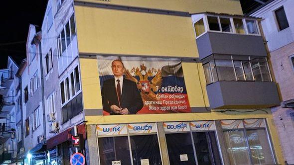 Bilboard s likom Putina u Bratuncu - Avaz