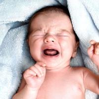 Zašto bebe plaču i kako im pomoći