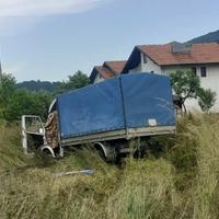 Nova nesreća na M-17: Kamion sletio s puta, jedna osoba mrtva, sumnja se da je vozaču pozlilo!