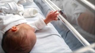 U Kantonalnoj bolnici "Dr. Safet Mujić" rođene tri, na UKC Tuzla pet beba