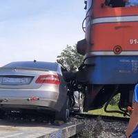 Mercedes podletio pod lokomotivu