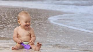 Treba li beba nositi kupaće gaćice na plaži