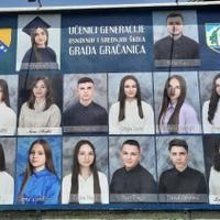Gračanica: Postavljen veliki plakat sa slikama učenika generacije osnovnih i srednjih škola