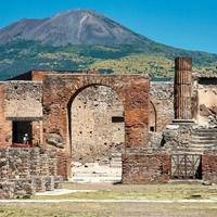 Godine 79., vulkan Vezuv lavom prekrio Pompeje, Herkulanej i Stabiju