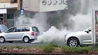 Video / Drama u Sarajevu, na glavnoj saobraćajnici gori automobil 