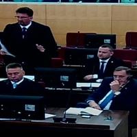 Video iz sudnice / Pogledajte kako je Dodik čitao knjigu dok ga je prozivala sutkinja Uzunović