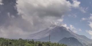 Eruptirao vulkan Merapi, izbacuje potok lave