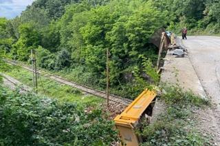 Prekinut željeznički saobraćaj od Doboja do Maglaja: Kamion pao s nadvožnjaka na prugu