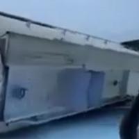 Video / Prevrnula se cisterna kod Bosanske Gradiške: Nepoznata bijela materija prosuta po kolovozu