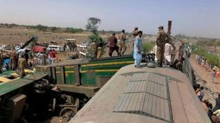 Voz iskočio iz šina: Najmanje 19 poginulih u Pakistanu
