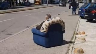 Video / Muškarac u Mostaru nasred trotoara se sunčao u fotelji 