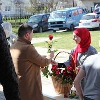 Džemat Podlugovi: Prodaja ruža poslije džume-namaza za radost ženskih članova porodice