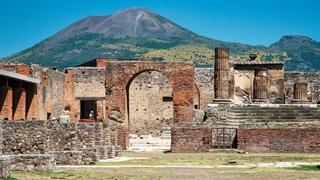 Godine 79., vulkan Vezuv lavom prekrio Pompeje, Herkulanej i Stabiju
