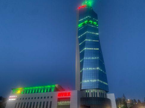"Avaz Twist Tower" u zelenoj boji povdom Dana planete Zemlje - Avaz