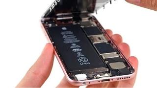 Apple otkrio zašto iPhone vjerovatno neće dobiti zamjenjive baterije