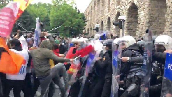 Napad na policiju tokom protesta - Avaz