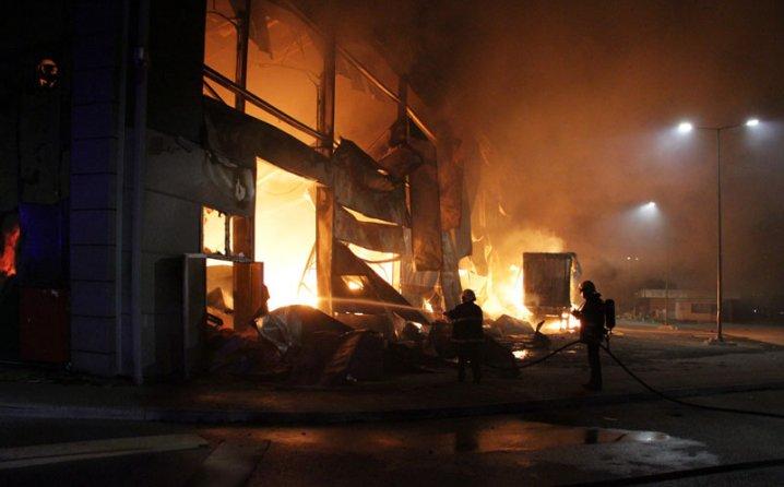 Mostar: Požar zahvatio hipermarket Bingo, radnici evakuisani, odjekuju eksplozije