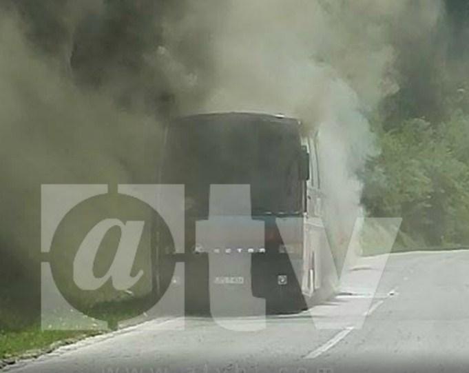 U blizini Travnika zapalio se autobus pun putnika