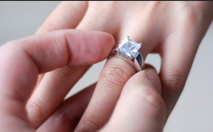 Britanac ukrao prsten pa zaprosio djevojku