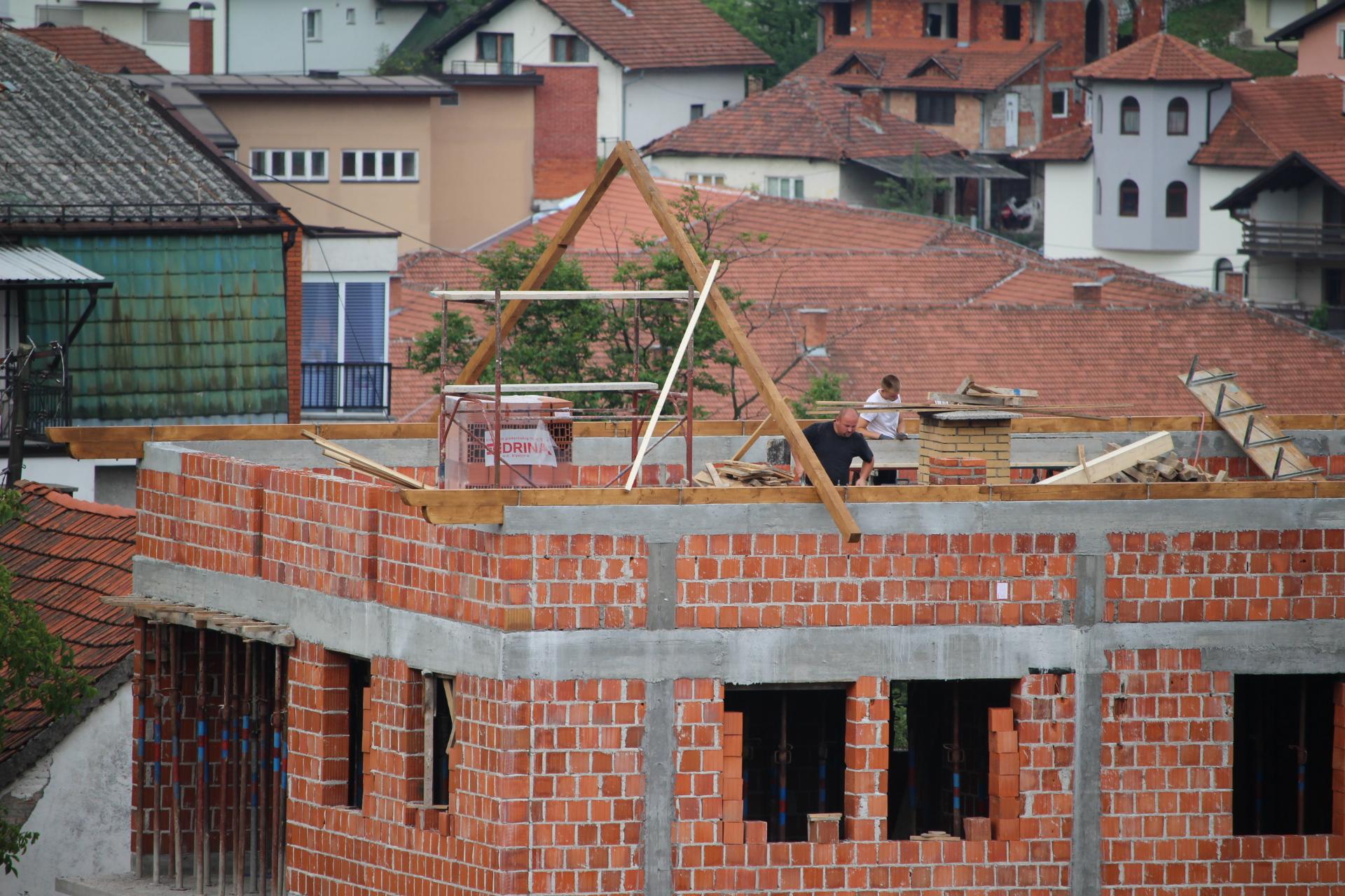 Od jutros, građevinari na krovovima