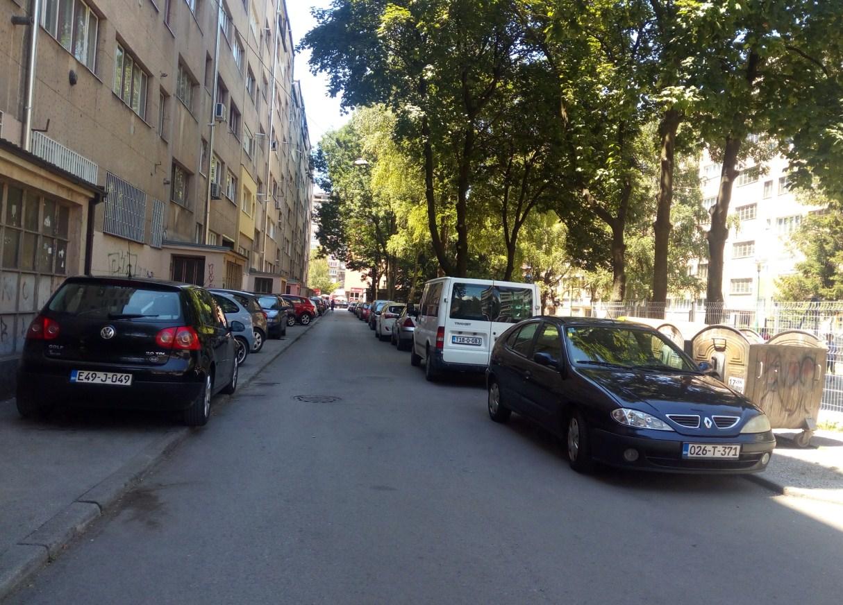 U mnogim dijelovima grada teško pronaći parking prostor - Avaz