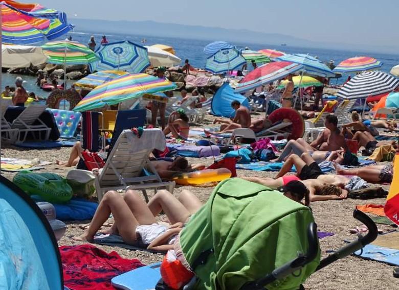 Makarska: Na plažama se traži mjesto više - Avaz
