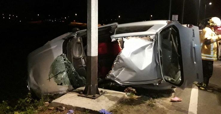Stravična nesreća: Vozač poginuo, automobil gotovo prepolovljen