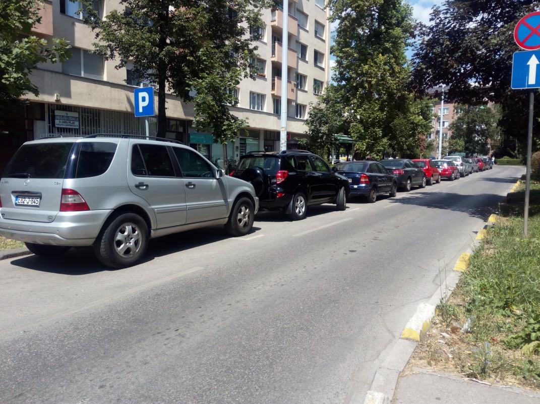 Ulični parkinzi u naseljima uvijek su puni vozila - Avaz