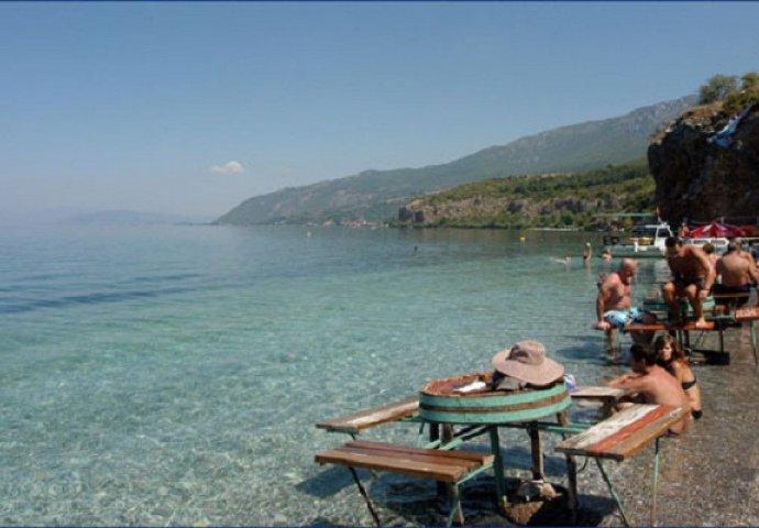 Masovna tuča na plaži u Ohridu: Pet osoba povrijeđeno, sedam uhapšeno!