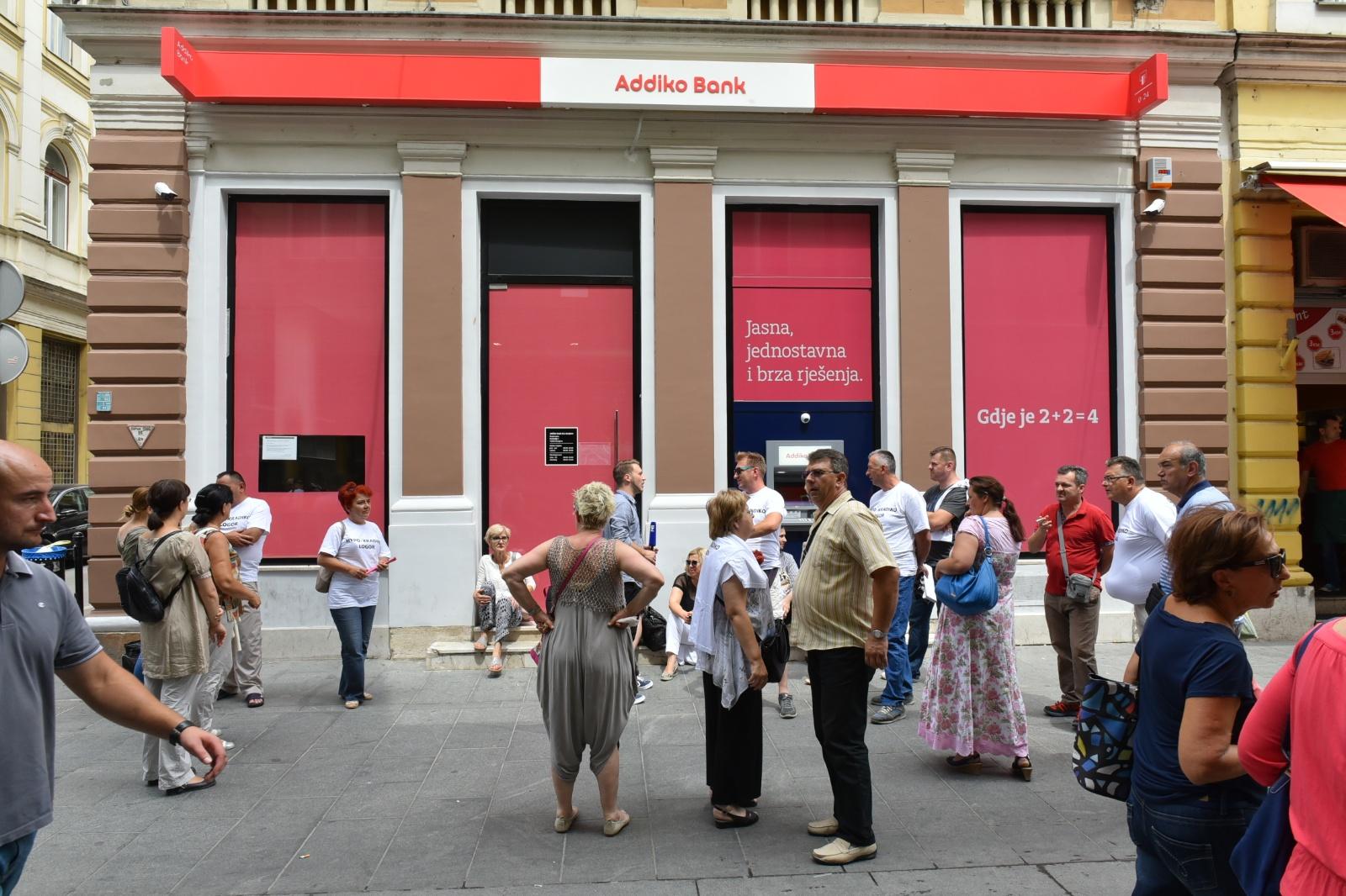 "Švicarci" opet protestirali ispred Addiko Bank na Ferhadiji