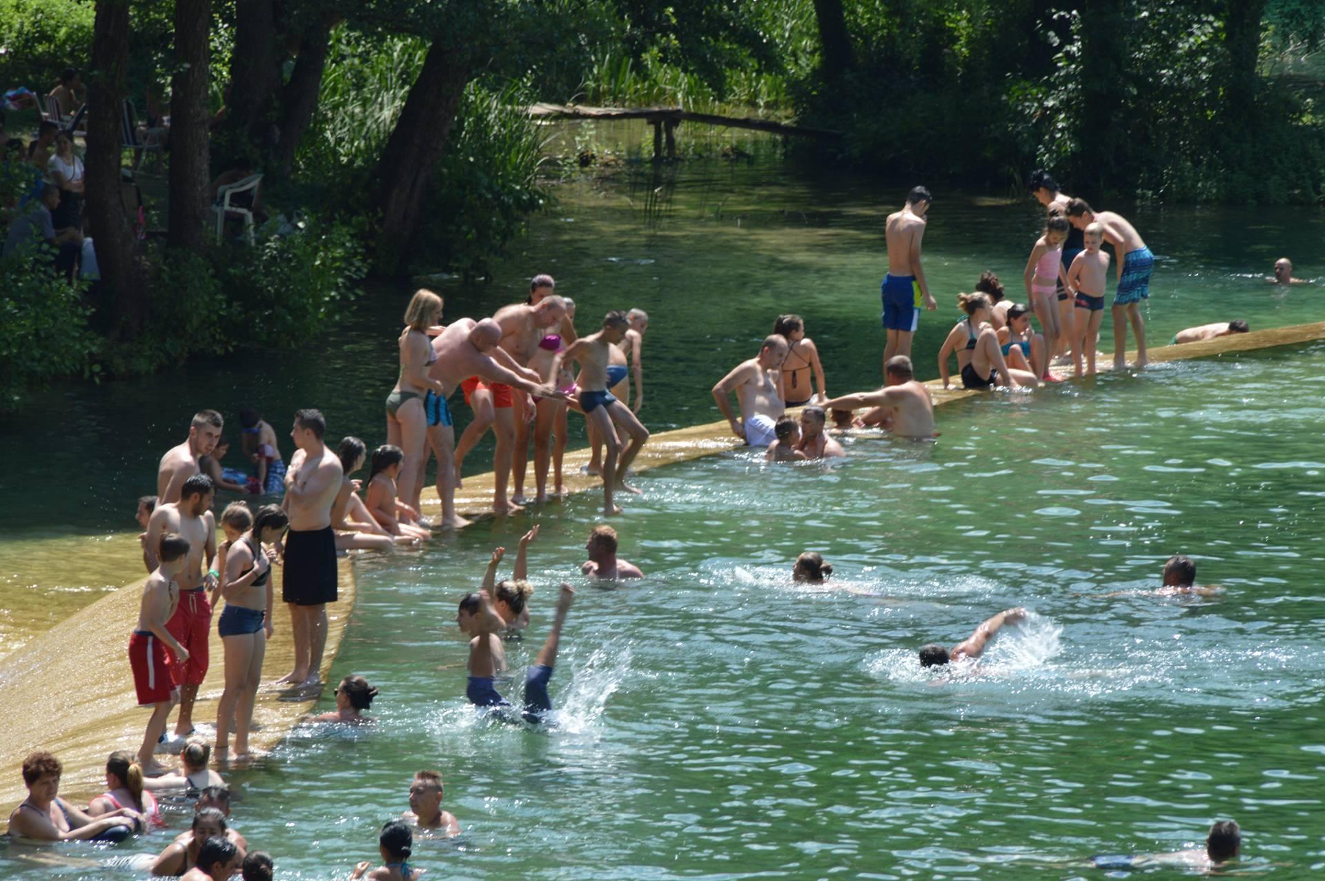 Na obali rijeke Plive: Hiljade kupača na kupalištu Brana u Jajcu