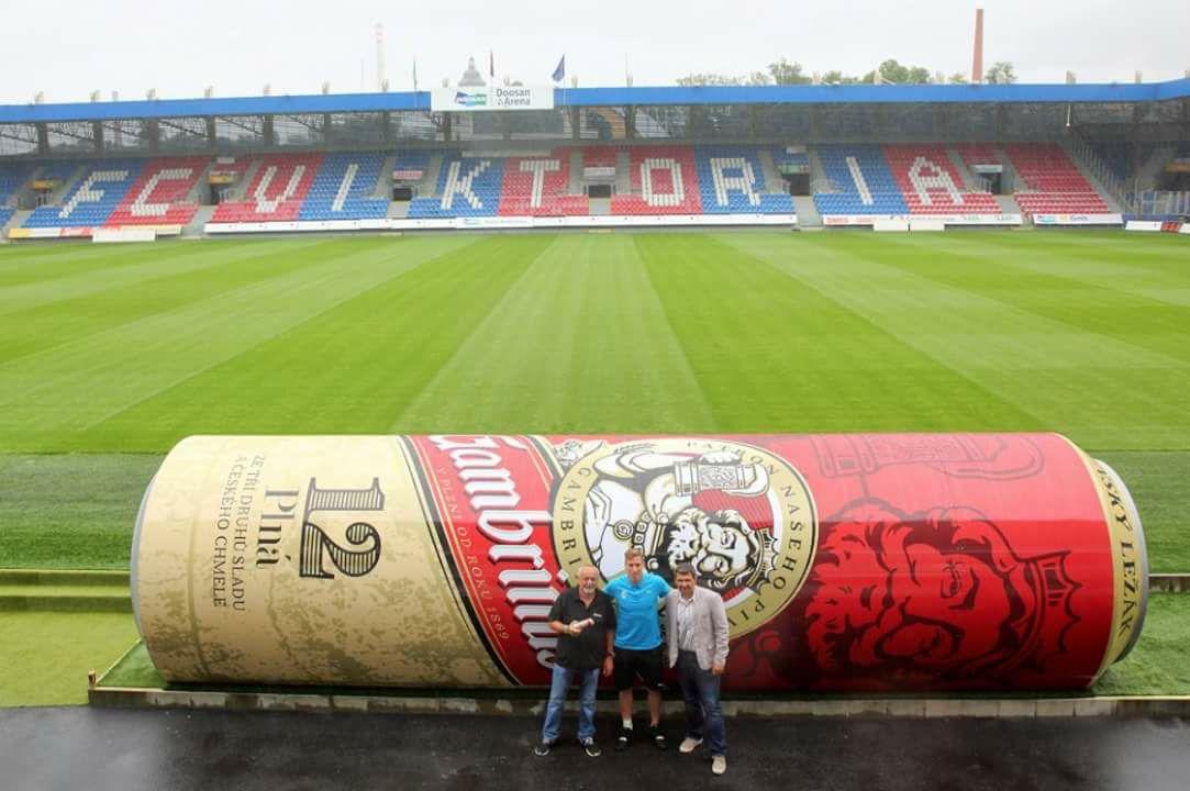 Fudbaleri češke ekipe priliku za igru čekaju u limenci piva
