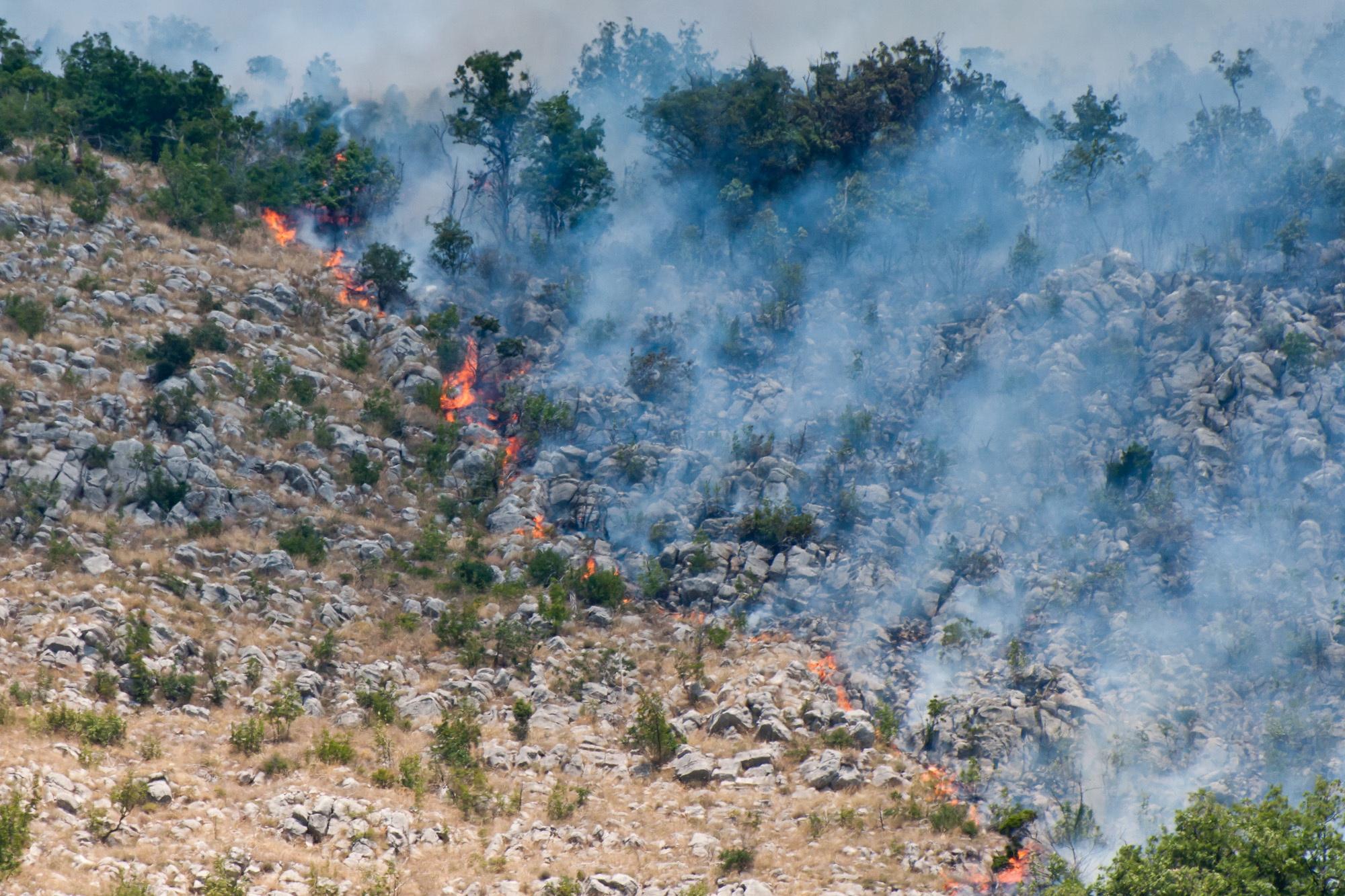 Dramatično na Dinari: Vatrogasci i kanaderi nemoćni, vatra zahvatila minirano područje