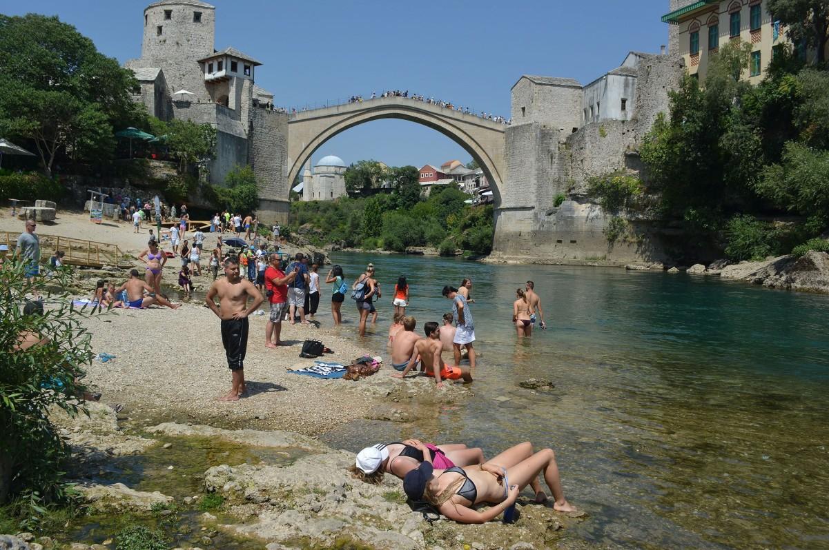 Turisti se rashlađuju u Neretvi ispod Starog mosta - Avaz