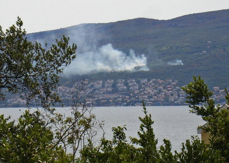 Tivat: Vatrogasci uspjeli da vatru iznad Krašića odbiju od kuća