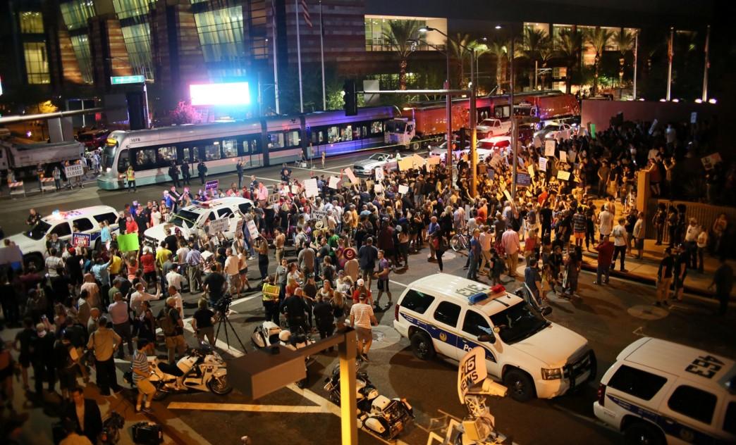 Hoas u Phoenixu: Protest protiv Trumpa se pretvorio u okršaj sa policijom