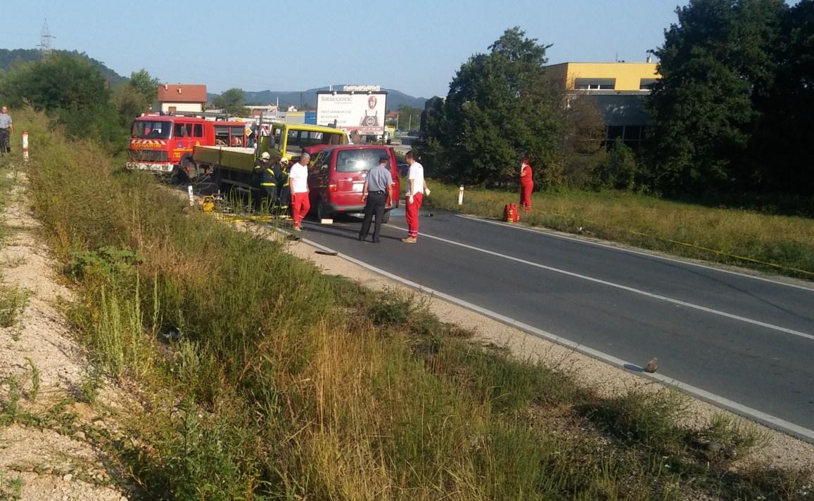 Stravična nesreća na putu Doboj - Tuzla: U lančanom sudaru poginuo vozač kombija, vatrogasci izvlače tijelo