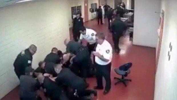 U zatvoru u Čikagu je zabilježena nerealna scena obračuna 15 čuvara sa jednim od robijaša
