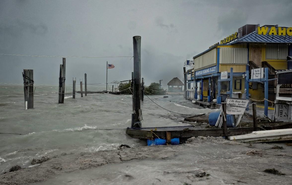 Smrtonosna oluja ide prema Floridi: Hiljade ljudi bez struje, svi se spremaju za najgore