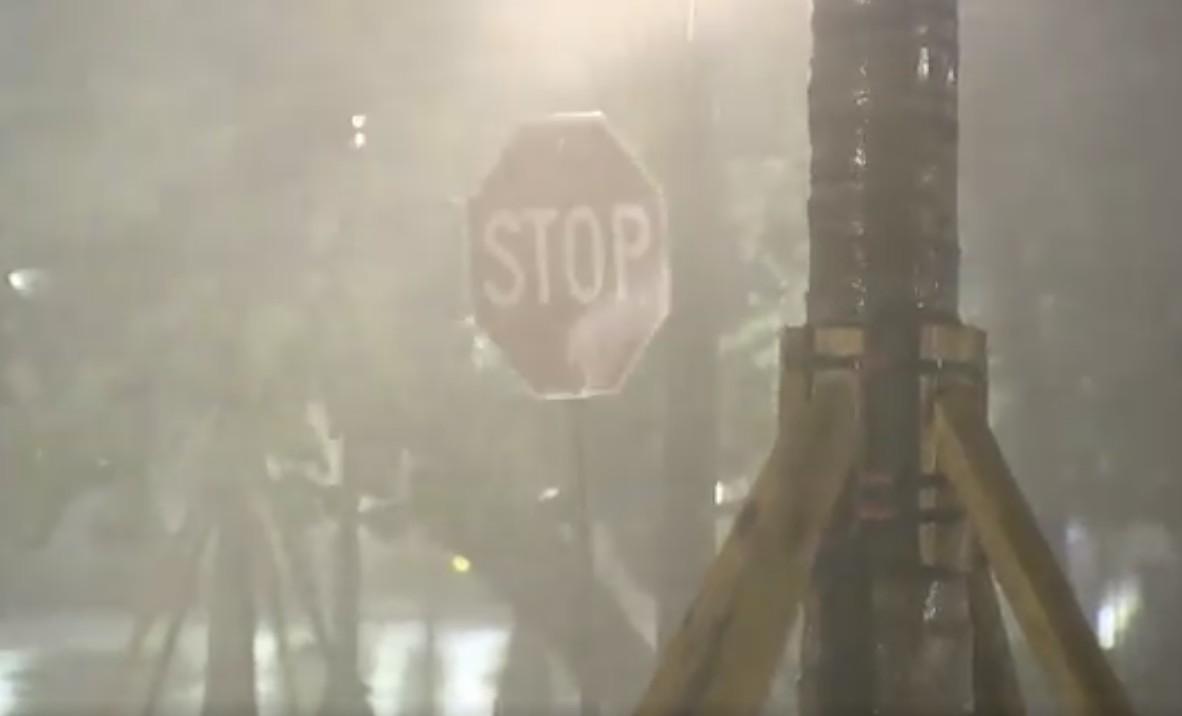 Uragan Irma se sa saobraćajnim znakom poigrava kao da je slamka