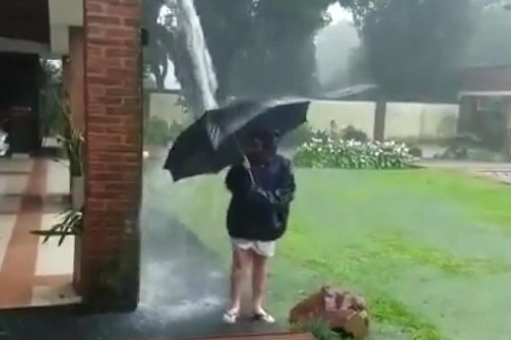 Grom "spržio" kišobran: Ovo se dešava kad se igrate po olujnom danu