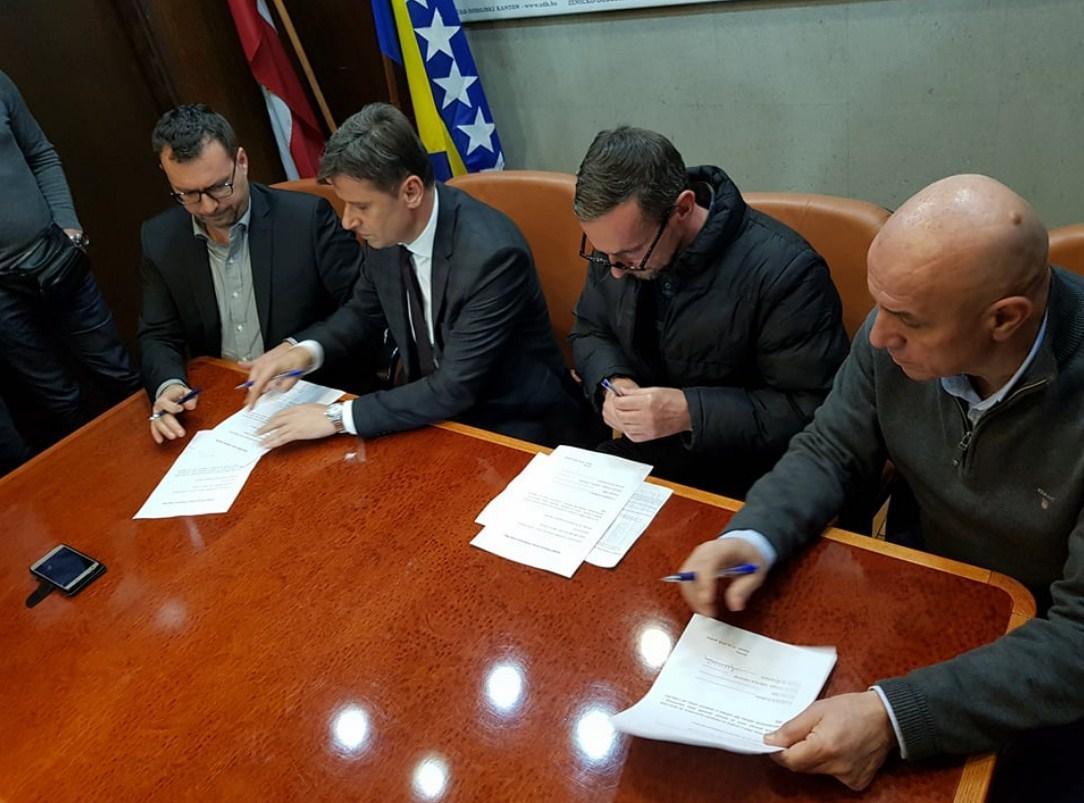 Premijer Novalić i ministar Džindić postigli dogovor sa radnicima ''Željezare''