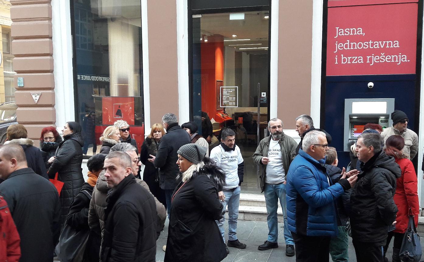 Članovi udruženja "Švicarac" i danas blokirali rad šaltera Addiko banke u više gradova BiH