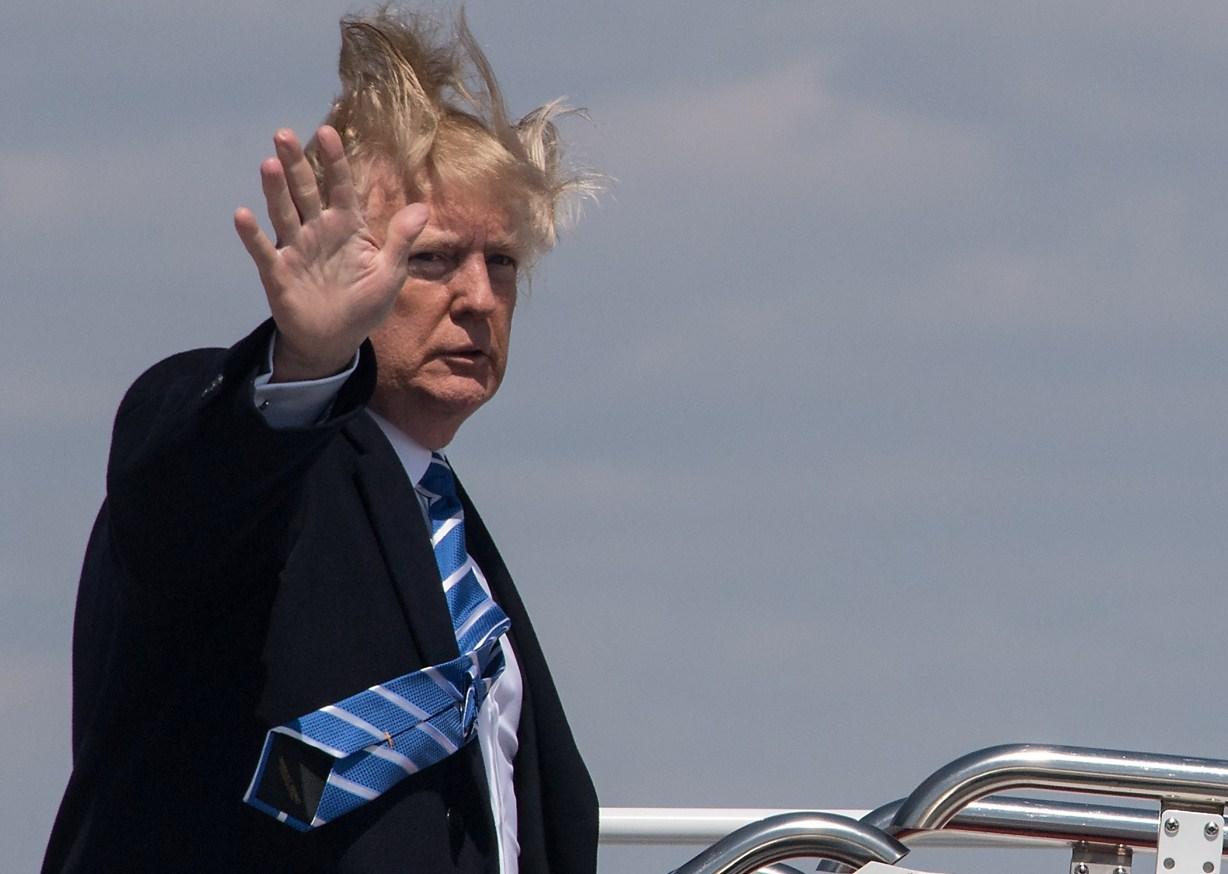 Prije nego što je poletio, u zrak poletjela kosa Donalda Trampa