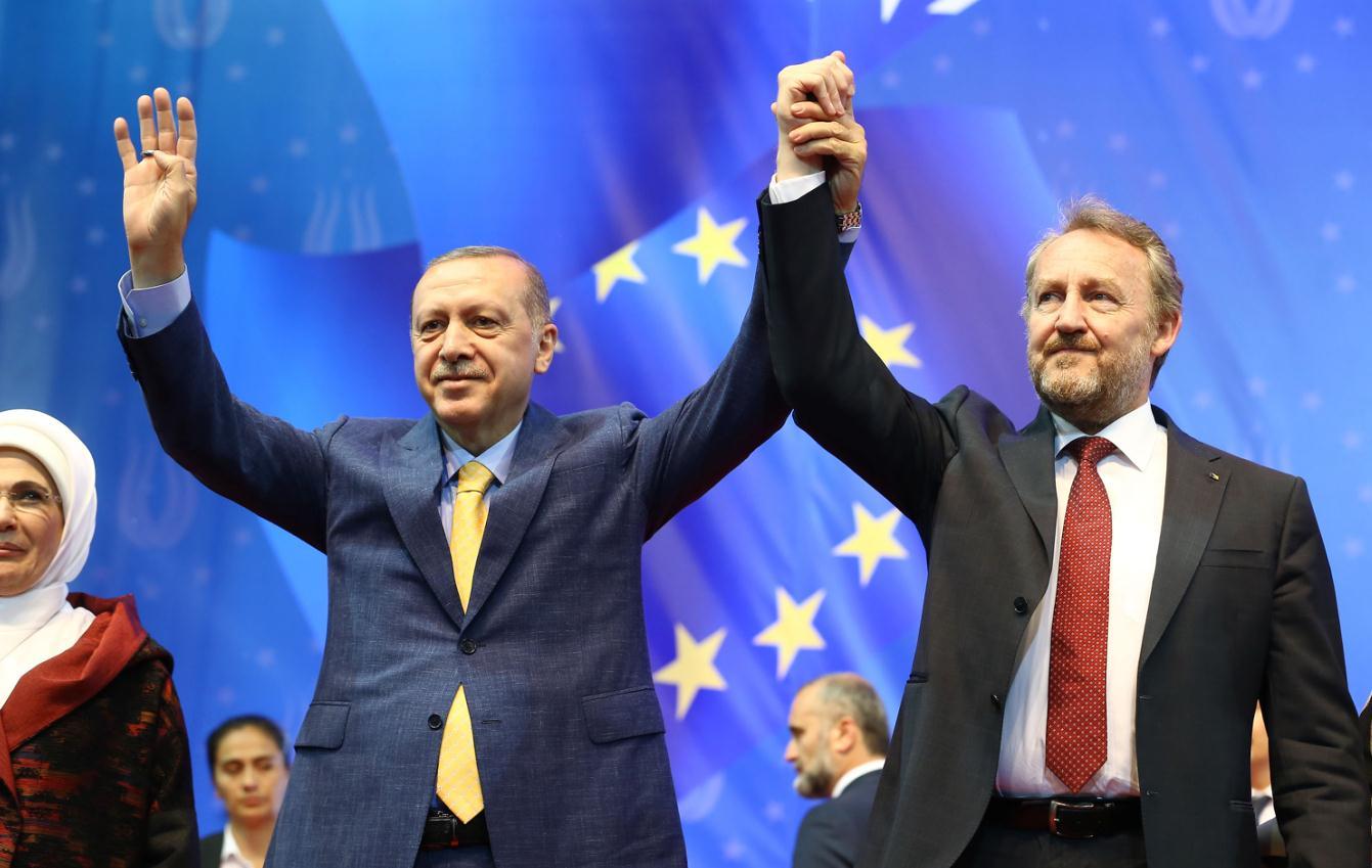 Skandalozan gest turskog predsjednika: Erdoan u Sarajevu s pozdravom Muslimanskog bratstva