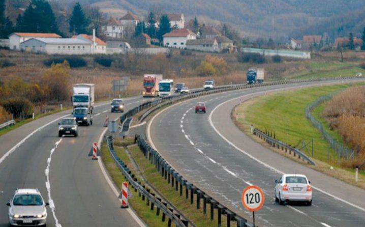 Saobraćaj u BiH odvija se po vlažnom kolovozu, upozorenje na odrone