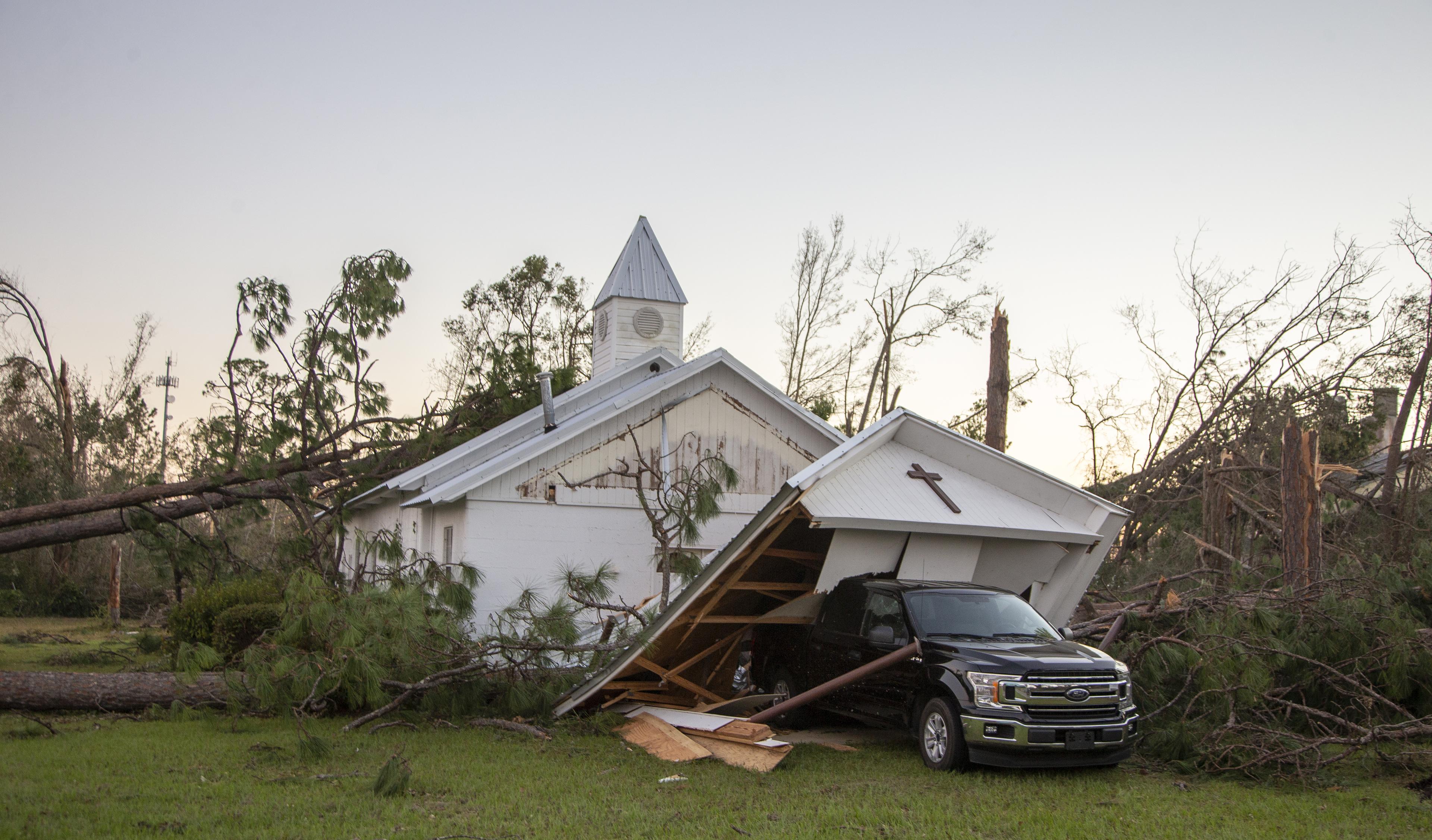 Potraga poslije katastrofalnog uragana: Florida i dalje u mraku, 1.700 ljudi pretražuje 25 hiljada razorenih domova