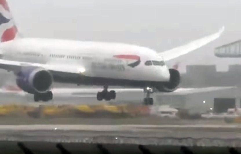 Dramatičan snimak slijetanja aviona u Londonu, katastrofa izbjegnuta u posljednjem trenutku